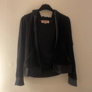 Juicy couture  - Det är en gammal modell av juicy och är i bra skick för att vara använd💖💖 Dock saknar den dragkedja!! 