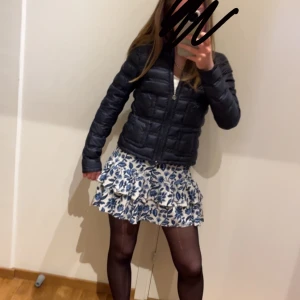 Moncler cardigan  - Min favorit jacka! Moncler jacka som är mörkblå!! Vill gärna byta mot en Moncler cardigan!! Kan även sälja för ett bra pris. Kontakta mig!!❤️❤️ 