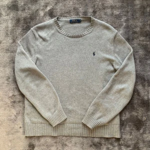 Ralph lauren tröja  - Säljer min fina Ralph lauren tröja storlek M. Den är grå och i fint skick. Självklart äkta och skriv gärna om ni har ytterligare frågor