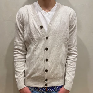 Kofta Kiomi  - Kofta Kiomi    Modell: 184cm & väger 84kg  Skick: allmänt använd/ny Färg: Begie  Material: bomull 