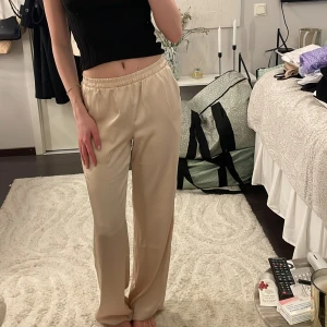 Satinbyxor - Från bikbok 🥰