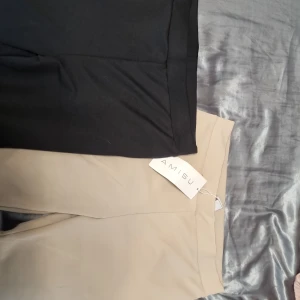 Lätta somriga byxor - Två helt nya byxor. En peach och en svart färg. Jätte skön matrial men vet inte vad de kallas. Kan vara bra under sommartiderna. Säljer dwm eftersom de va tajta på mig. Kan köpa en för 70 eller båda för 100. Pris kan diskuteras 