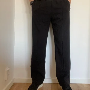 Kostymbyxor - Kostymbyxor som är från weekday! Jag är ca 180cm och väger 80kg!