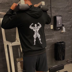 Hankla gym hoodie - Säljer denna fina gym hoodie för jag inte använder den längre, den är för stor tycker jag. Tröjan säljs inte längre och är därför limiterad. På ryggen är Ronnie Coleman. Tröjan är köpt för 650.