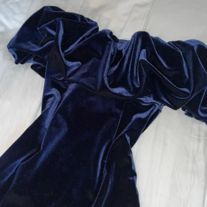 mörkblå klänning - marinblå off shoulder klänning från gina tricot. endast använd en gång. 