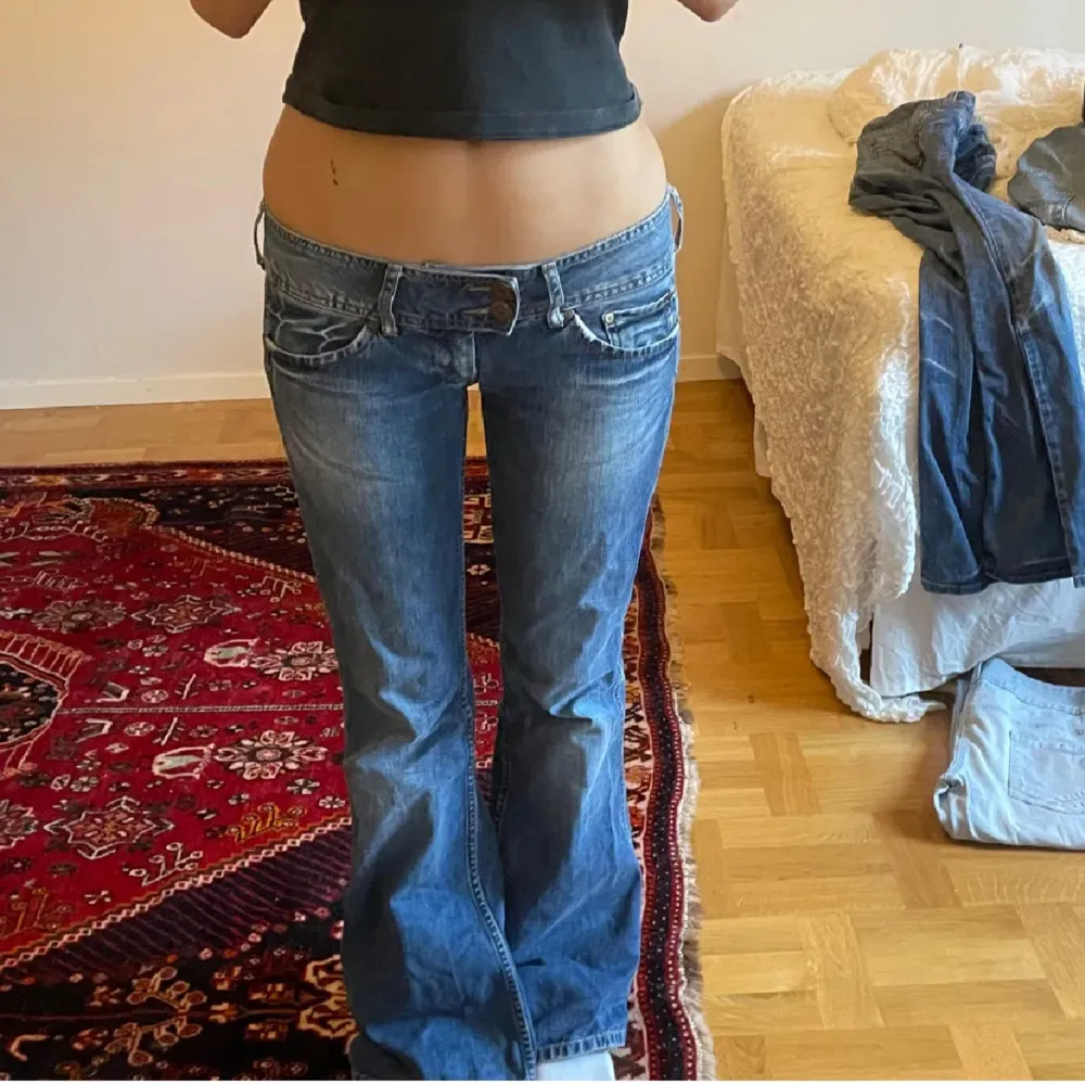 Ett par jättelåga snygga bootcut jeans som är köpta här på Plick, tyvärr förstora för mig💕 Pris kan alltid diskuteras. Bilderna är förra säljaren!. Jeans & Byxor.