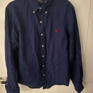 Polo Ralph Lauren linneskjorta - Storlek S Skick: 8/10 iprincip som nyskick Material: Linne Köpt för 1250 kr ny Pris kan diskuteras vid snabb affär, hör av er om behov av mer bilder