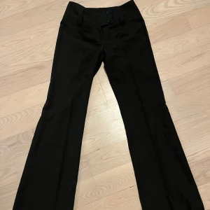 Mörkgrå kostymbyxor! - Mörkgrå, utsvängda kostymbyxor! Passar mig som är ca 171 lång!