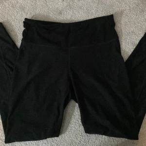 Svarta tränings tights  - Säljer dessa svarta tränings tights i gott skick se bild 2 för enda defekten☺️ säljer då de ej kommer till användning🙌🏻 storlek M men passar S lika väl😻 säljer ett par till tights på min sida så kika in dom☺️ 