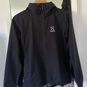 HAGLÖFS CHAOS GORE-TEX W SKALJACKA - Fin jacka från Haglöfs. Gore tex och perfekt för regniga dagar. Använd ett fåtal gånger och har superfin kvalite. Nypris 2999. Kan gå ner i pris vid snabb affär.