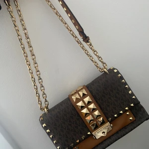 Michael kors väska  - Säljer min snygga MK väska 
