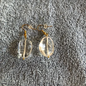 Guld m bergskristall - Ett par örhängen med bergskristall. Stenarna är ca 2 cm  De är omvända. 