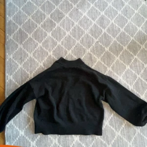 Stickad tjocktröja - En skön stickad tjocktröja som inte sticks! Från GAP storlek M men passar mig som är storlek S jag är 165 och den är lite cropped på mig. Original priset var 300