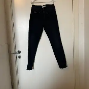 Säljer ett par otroligt vackra Odd Molly jeans i storlek W24 motsvarar ungefär en storlek XXS. Fint   skick, jag hittar inga synliga anmärkningar eller inga defekter. Kan vara lite blekare än ny. 