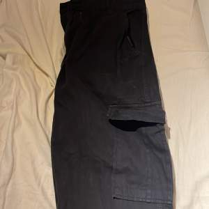 Säljer dessa svarta cargo jeans i storlek (M-L) passar både tjejer och killar ny pris 399 kr  