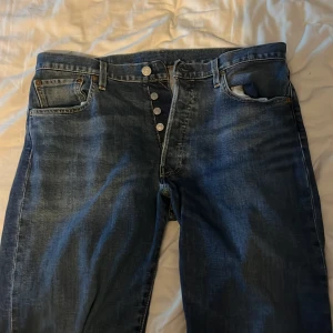 Levis 501 - Säker mina 501 för har skaffat nya. Dem är väl använda inga hål eller fel. Dem är storlek 33 34 och är väldig snygga. My pris 899