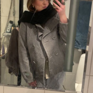 Grå skepparkavaj  - Skepparkavaj i fint skick, skriv för fler bilder. 