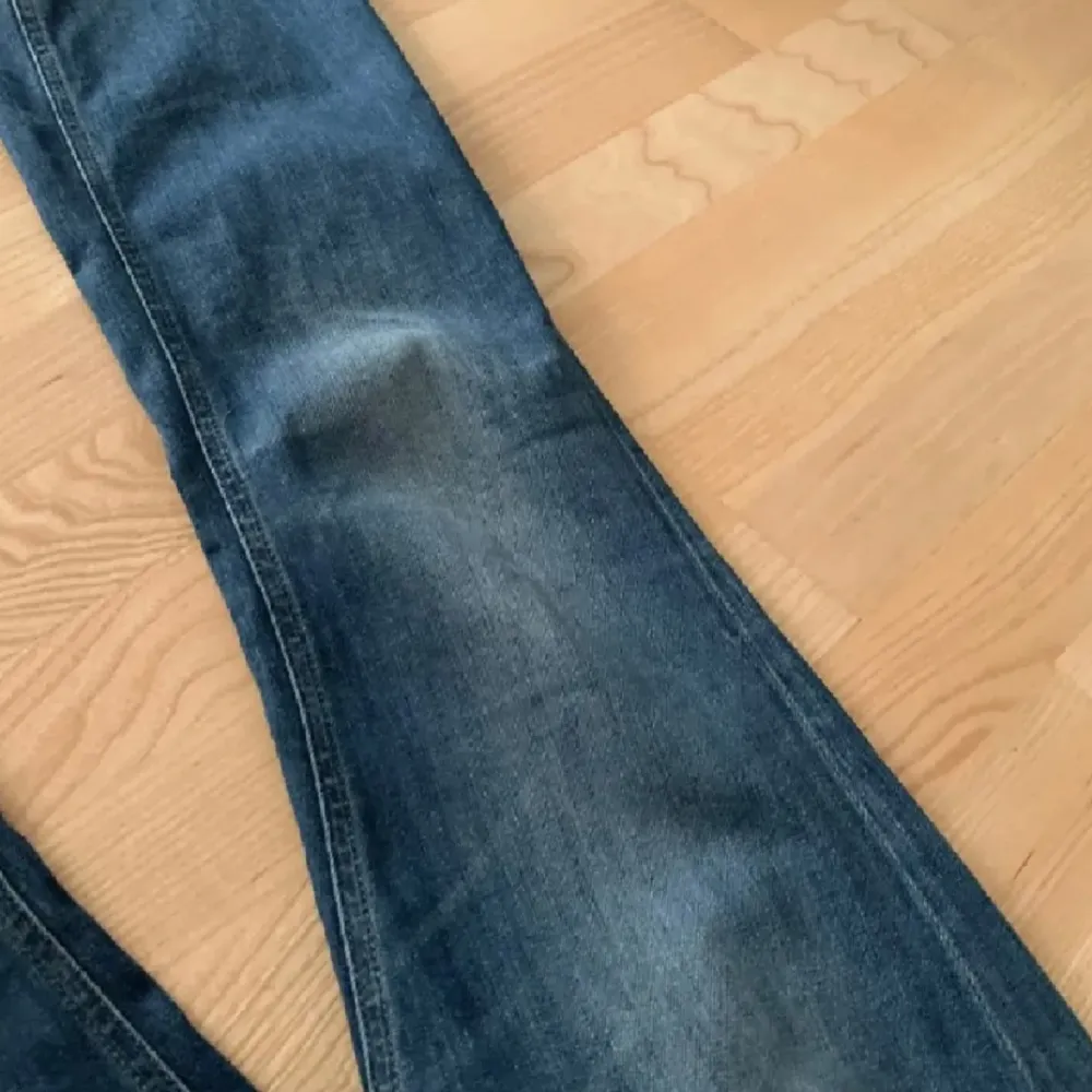 Mörkblå super fina low waist bootcut jean ifrån hm💗inga defekter, nypris 300kr. Jeans & Byxor.