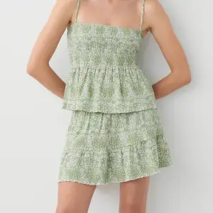 En grön blommig kjol i storlek XS. Använd en gång och är som ny. ❤️