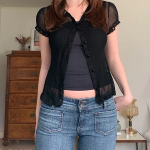 Vintage meshtopp - Topp/kofta i mesh med knappar framtill och spetsdetaljer, från märket Twenty One! 💕