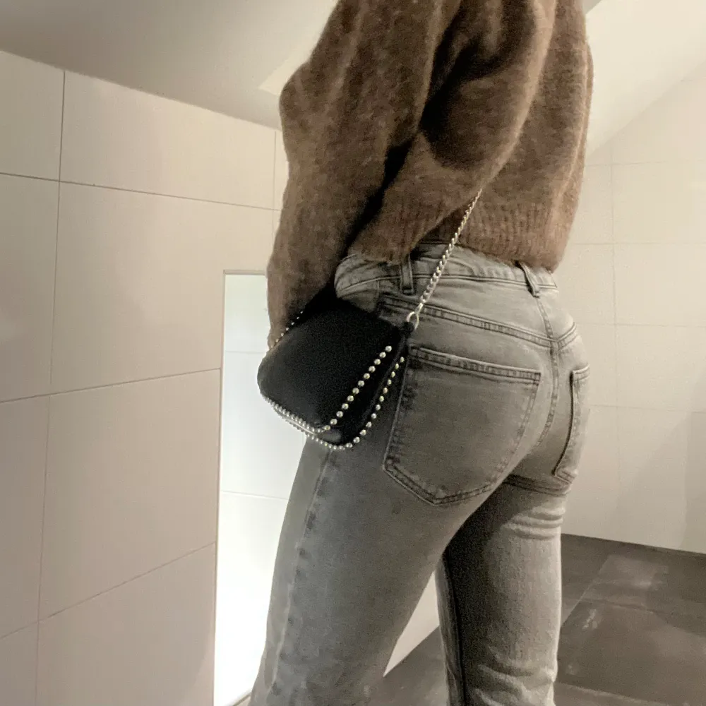 Säljer dessa jättesnygga mid/Low waist jeans då dom tyvärr har blivit för små. Sparsamt använda, hela och i väldigt fint skick.  . Jeans & Byxor.