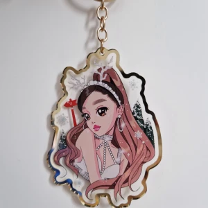 Ariana grande merch - Ariana grande christmas nyckelring. Fanmade av richydraws @ IG. Stor (som handflatan), välgjord, fin! Oanvänd.