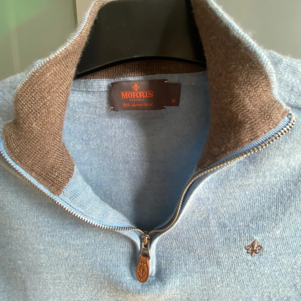 Säljer en väldigt fin zip tröja.  Märke: Morris Färg: ljusblå Liten i storleken, så tröjan är som S fast det står M. . Stickat.