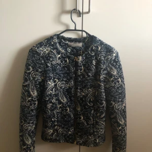 Vero Moda jacka 💋🫶🏽 - Fin vero Moda jacka i storlek 34 (Xs-s) 💗 Nypris ligger ungefär vid 599kr.  Helt slutsålt 🤗🤗💕