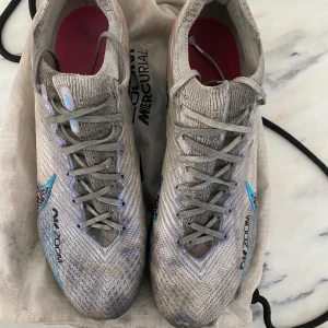 Nike Mercurial Vapor 15 Elite. Konstgräs - Nike Mercurial Vapor. Dom är använda men har fortfarande mer kvar att ge. Ag dobbar