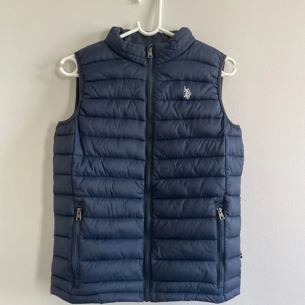 Marinblå polo ralph lauren vest skick 9/10, pris är inte fast så buda på. Toppar.