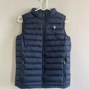 Marinblå polo ralph lauren vest skick 9/10, pris är inte fast så buda på