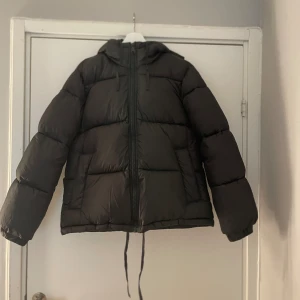 Vinterjacka - Vinterjacka med snören båda uppe och nere🤍 Storlek Xs. Skriv privat för fler bilder eller frågor