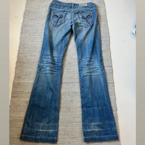 Lågmidjade bootcut jeans  - Lågmidjade bootcut jeans med coola bakfickor. Midjemått 37cm innerbenslängd 83 cm. Tryck på köp nu om du vill köpa ❤️‍🔥❤️‍🔥
