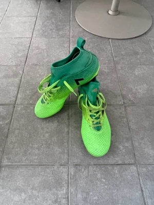 Adidas fotbollsskor  - Säljer ett par fotbollsskor från adidas.  Nypris ca 2000:-
