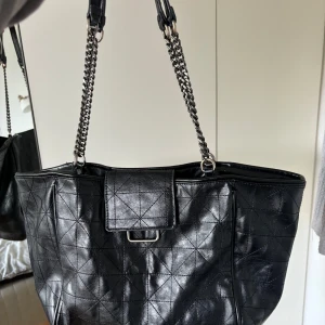 Zara axelväska - Säljs inte längre. Snygg svart väska från Zara. Perfekt som skolväska eller jobbväska . Får plats med dator. Inga defekter! #zaraväska #skinnväska #kedjor #axelväska #backtoschool #stellamccartney  