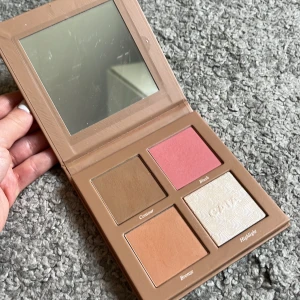 Sassy palett - Säljer denna sassy pallet som endast är testad, den är som helt ny. Plasten på spegeln är kvar ❤️orginalkartongen medföljer