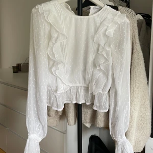 Vit blus NAKD - Fin blus från NAKD! Storlek 34, väldigt fint skick!💗