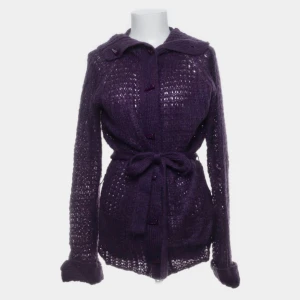Snygg varm boho kofta i mohair blandning - Fin varm kofta från saint tropez i stl L, men mer M i min mening. Anv men fint skick. Knappar hela vägen, hög krage och skärp i midjan. Snygg till det mesta. Mörk dovt lila.