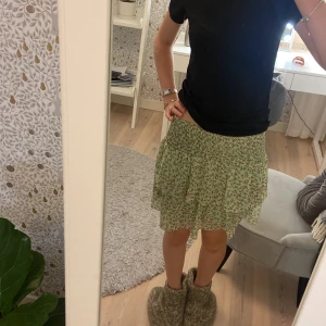 Volangkjol - Mönstrad volangkjol som är köpt för två år sedan, aldrig använd bara provad. 