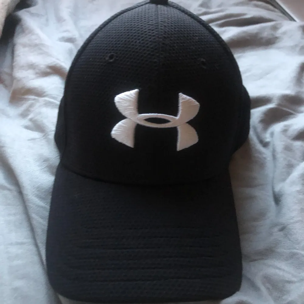 Hej!😁Jag säljer min Under armour keps i helt nytt skick! 😊Priset kan diskuteras! Skriv till mig ifall du har någon fråga!🙂. Accessoarer.