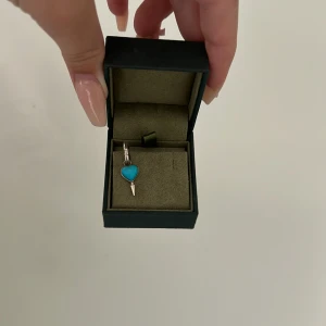 Maria Nilsdotter örhänge - ETT superfint single love örhänge från Maria Nilsdotter!🥰 väldigt eftertraktat och populärt då det är från en gammal kollektion som inte längre säljs. 💖 sparsamt använt! Silver och turkost.