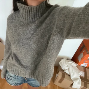 Stickad - Söt grå stickad storlek Xs men sitter som M💗