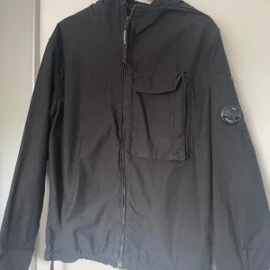 C.P Company jacka - Riktigt snygg och slitstark jacka från C.P Company. Inköpt på NK för 5500kr för ca 5 månader sedan. Säljer nu för 3799kr. Nyskick, kvittot finns kvar. Storlek small men passar även dig som har medium. Skriv vid minsta intresse!