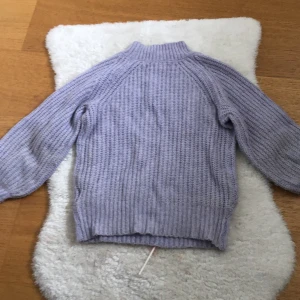 Lila stickad tröja - Säljer denna lila stickade tröjan i strl 140!😍🫶🏻 Det är en liten fläck på ärmen o slutet men det syns inte när man har på den!❤️💕 Kontakta om du är intresserad!