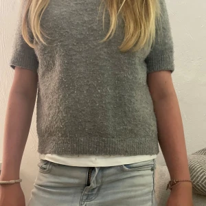 Stickad tröja - Fin grå tröja från Zara i storlek S! Använd och lite nopprig men inget som man tänker på. Går även att fixas!  
