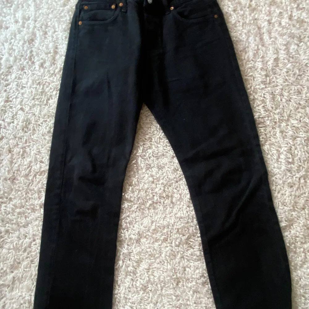 Svarta jeans från Levis i mycket bra skick i storlek 32/32. Jeans & Byxor.