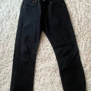 Svarta jeans från Levis i mycket bra skick i storlek 32/32