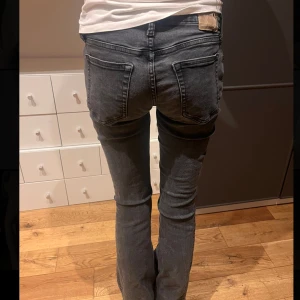 LågmidadeJeans - Säljer dom här lågmidjade och bootcut Jensen från weekday💕🔥 storlek 36/38💕