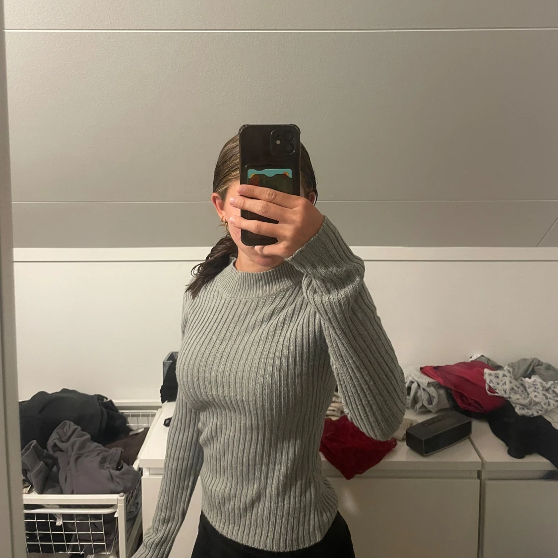 Grå stickad långärmad tröja. - 90