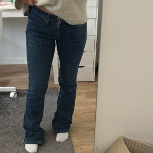 Levis jeans - Jeans från levis i storlek 36/38. Spegeln som är smutsig!